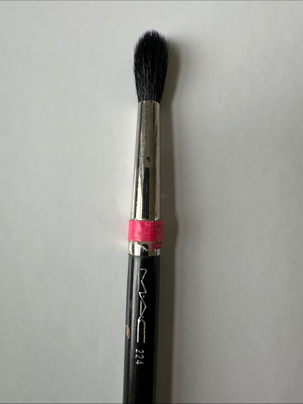 MAC Cosmetics 224 Tapered Blending Brush — Black Handle with Pink Accent